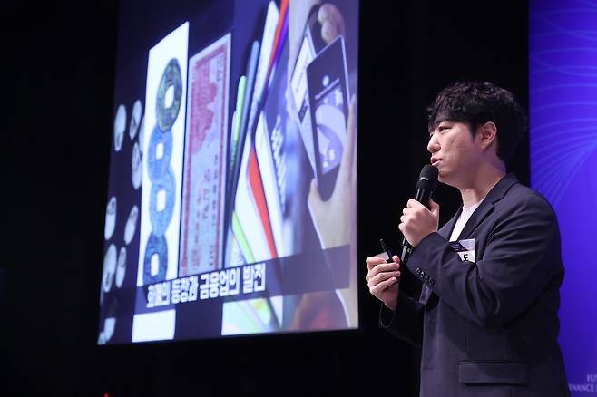 과학 커뮤니케이터 궤도가 지난 5월 서울 중구 웨스틴조선호텔에서 열린 '2025 미래금융포럼'에서 강연하고 있다. /조선미디어 DB