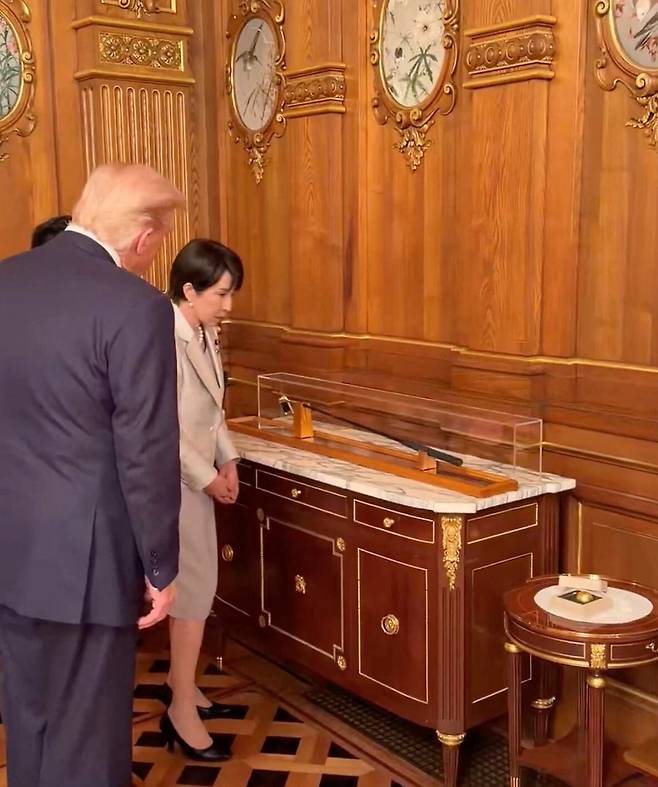 28일 다카이치 사나에 일본 총리가  도널드 트럼프 미국 대통령에게 고(故) 아베 신조 전 총리가 소유했던 퍼터와 금박 골프공을 선물하고 있다. /로이터 연합뉴스