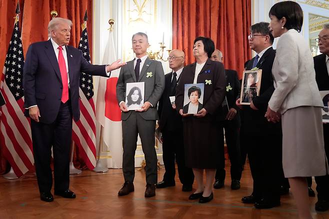28일 도널드 트럼프 미국 대통령(왼쪽)과 일본 다카이치 사나에 총리(오른쪽)가 일본 도쿄 아카사카 궁전에서 북한에 의해 납치된 일본인 피해자 가족 및 친척들과 만나고 있다./AP연합뉴스