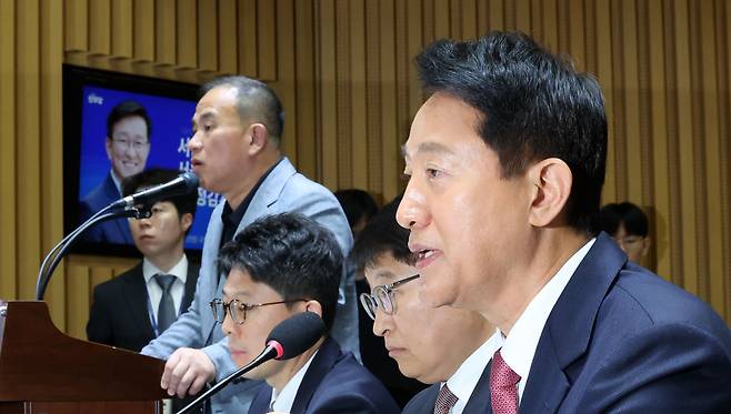 오세훈 서울시장이 23일 서울시청에서 열린 국회 행정안전위원회의 서울특별시에 대한 국정감사에서 의원 질의에 답변하는 옆으로 명태균 증인이 증언대에 서있다. /뉴시스