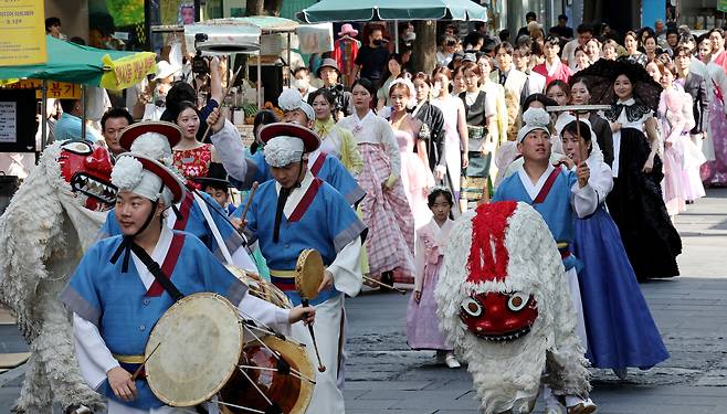 서울 종로구 인사동에서 열린 전통의상 퍼레이드 /뉴스1