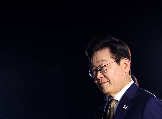 한-아세안 정상회의를 마친 이재명 대통령이 27일 경기 성남 서울공항에 도착해 공군1호기에서 내려 차량으로 이동하고 있다.ⓒ연합뉴스