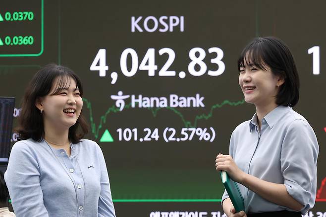 코스피가 사상 처음으로 4,000을 넘으며 최고점을 경신한 27일 서울 중구 하나은행 딜링룸 전광판에 종가가 표시돼 있다. 이날 코스피는 전 거래일 대비 2.57% 상승한 4,042.83으로 장을 마쳤다. 1980년 1월 4일 100으로 출발한 지 45년 만이자 3,000 돌파 이후 4년 9개월 만이다. 뉴시스