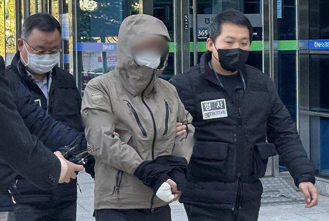 강북구 수유동의 식당에서 흉기 난동을 벌여 식당 주인을 숨지게 한 남성 A씨가 28일 서울 강북구 북부지방법원에서 열린 구속 전 피의자 심문(영장실질심사)에 출석하고 있다. 2025.10.28 뉴스1