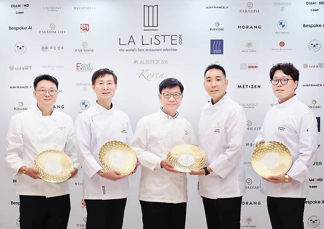 ‘라 리스트 2026 레스토랑 한국 시상식’에 참석한 서울신라호텔 셰프들. 왼쪽부터 팔선 주홍삼 셰프, 아리아께 정종술 셰프, 라연 김성일 셰프, 라연 차도영 셰프, 콘티넨탈 김성현 셰프.