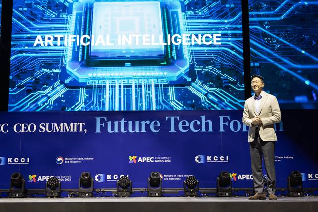 정기선 HD현대 회장이 27일 경주엑스포대공원 문화센터 문무홀에서 열린 아시아태평양경제협력체(APEC) 최고경영자 서밋 ‘퓨처 테크 포럼: 조선’에서 기조연설을 하고 있다. HD현대 제공.
