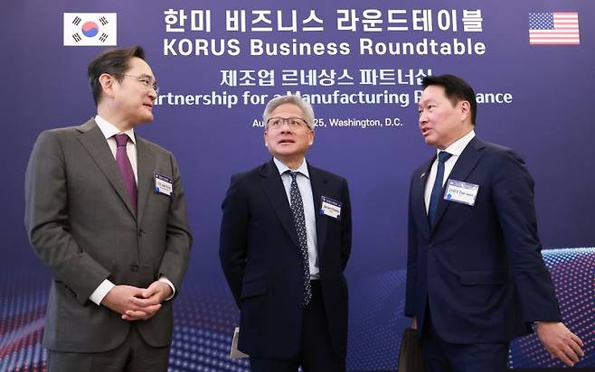 지난 8월 이재명 대통령 미국 방문 당시 열린 한미 비즈니스 라운드테이블에서 이재용 삼성전자 회장과 최태원 대한상공회의소 회장 겸 SK그룹 회장이 젠슨 황 엔비디아 최고경영자(CEO)와 대화하고 있다. 연합뉴스