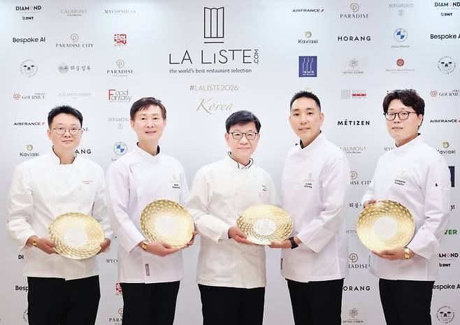 지난 27일 '라 리스트 2026 레스토랑 한국 시상식'에 참석한 서울신라호텔 팔선 주홍삼 셰프(왼쪽부터), 아리아께 정종술 셰프, 라연 김성일 셰프, 라연 차도영 셰프, 콘티넨탈 김성현 셰프가 기념촬영을 하고 있다. 호텔신라 제공