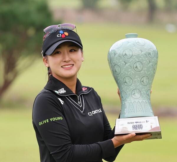 한국여자프로골프(KLPGA) 투어 2025년 신설 대회 광남일보·해피니스 오픈 우승을 차지한 리슈잉(중국)이 우승 트로피를 들고 기념 촬영하는 모습이다. 사진제공=KLPGA (사진을 무단으로 사용하지 마십시오.)