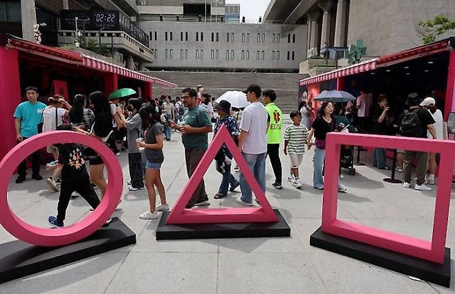 지난 6월 30일 서울 광화문광장에서 '2025 K콘텐츠 서울여행주간'을 맞아 열린 오징어게임 팝업 광화문 행사에서 시민과 외국인 관광객들이 행사장을 둘러보고 있다.(사진=저작권자(c) 연합뉴스, 무단 전재-재배포 금지)