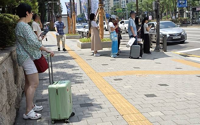 휴가를 떠나는 사람들.