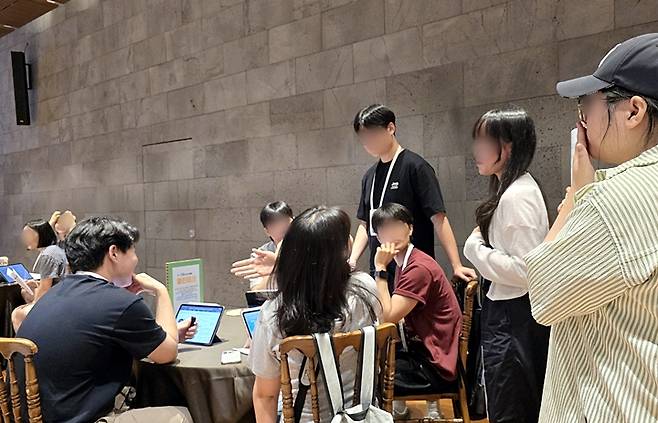 각 분야에서 토론 내용을 발표하고 있다.