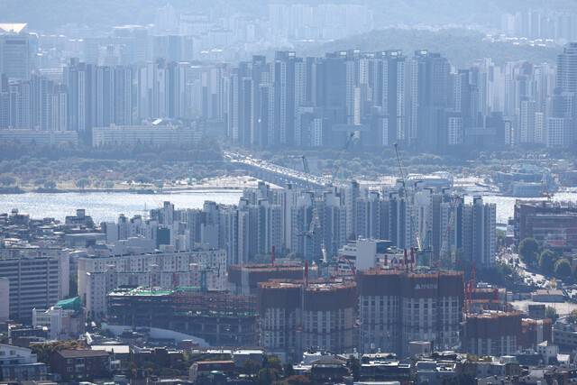 이달 서울 아파트 매매가격이 10·15 부동산 대책 발표 이전까지 기준으로 올해 들어 최고 상승률을 기록한 것으로 나타난 가운데 27일 서울 남산에서 바라본 아파트 단지. 연합뉴스