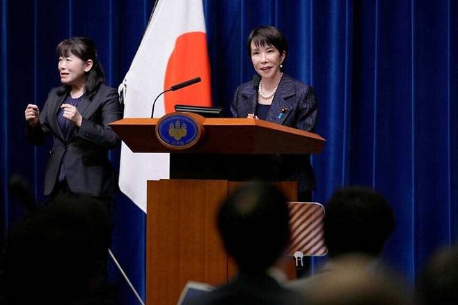 다카이치 사나에 일본 신임 총리가 21일 도쿄 총리 관저에서 기자회견을 하고 있다. 로이터 연합뉴스