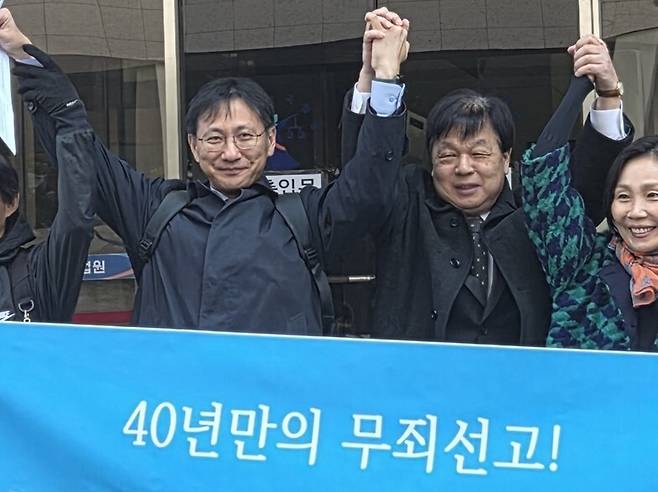대학생이던 1983년 칼 마르크스의 ‘자본론’을 갖고 있다가 불법 구금됐던 정진태(오른쪽 두번째)씨가 28일 오전 서울 양천구 서울남부지법에서 열린 국가보안법 위반 혐의 재심 선고공판에서 무죄를 선고 받은 뒤 최정규 변호사(왼쪽) 등과 함께 기뻐하고 있다. 연합뉴스