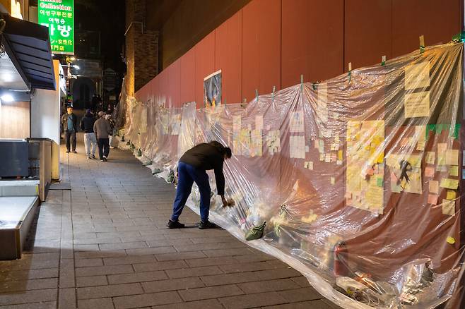 사고 이후 경찰이 출임을 통제하던 현장이 왕래가 자유로워졌다. 추모객들의 방길이 끊이지 않고 있다./2022.11.15/한겨레21 박승화