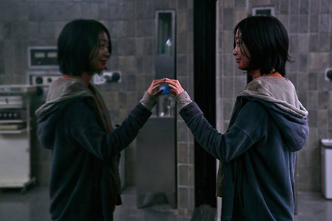 영화 ‘마녀’에서 뛰어난 두뇌와 ‘넘사벽’ 신체 능력을 가진 존재로 나오는 구자윤. 네이버 영화 갈무리