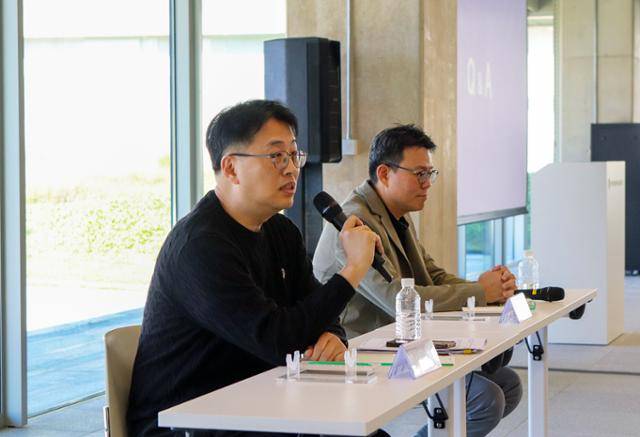 노상원(왼쪽) 네이버클라우드 데이터센터장이 27일 세종시 '각 세종'에서 열린 기자간담회에서 질문에 답하고 있다. 오른쪽은 이상원 최고정보책임자(CIO). 네이버클라우드 제공