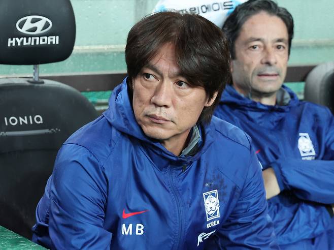 <yonhap photo-5378=""> 브라질전 앞둔 홍명보 감독 (서울=연합뉴스) 이동해 기자 = 10일 서울 마포구 서울월드컵경기장에서 열린 한국과 브라질 축구 대표팀의 친선경기. 한국 축구 대표팀 홍명보 감독이 경기장에 입장한 뒤 선수들을 바라보고 있다. 2025.10.10 eastsea@yna.co.kr/2025-10-10 20:23:12/ <저작권자 ⓒ 1980-2025 ㈜연합뉴스. 무단 전재 재배포 금지, AI 학습 및 활용 금지></yonhap>