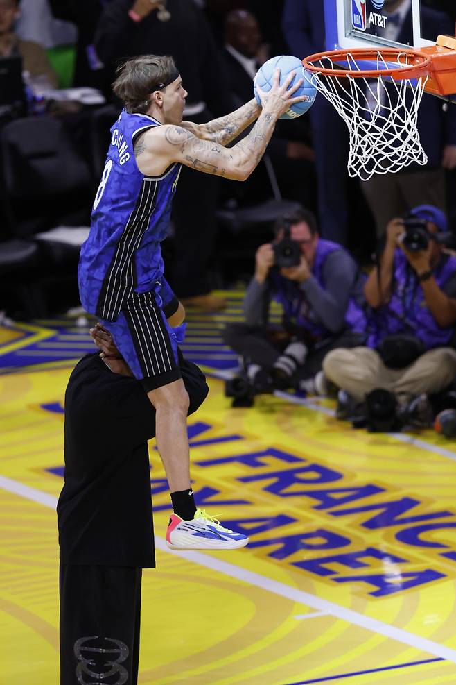 <yonhap photo-3490="">맥 맥클렁이 보여준 올스타전 덩크 콘테스트 기술 장면. [EPA=연합뉴스]</yonhap>