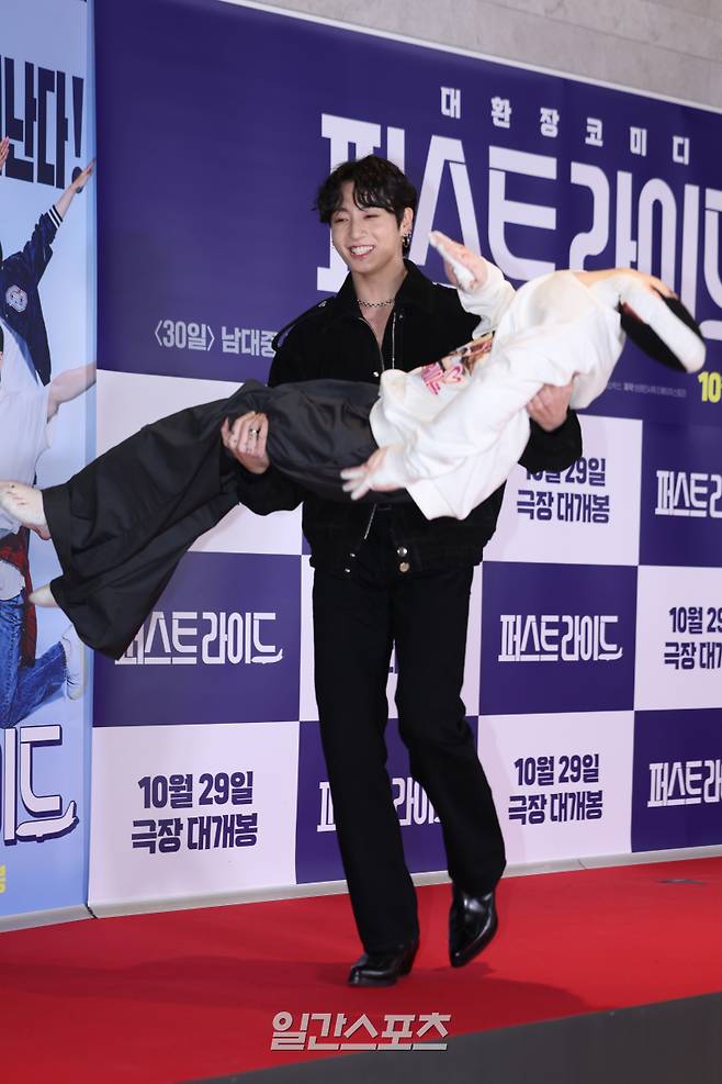 BTS(방탄소년단) 정국이 27일 오후 서울 송파구 롯데시네마 월드타워점에서 열린 영화 '퍼스트 라이드' VIP시사회 포토월 행사에 참석해 포토타임을 갖고 있다. '퍼스트 라이드'는 절친들이 떠나는 첫 해외여행을 그린 코미디 영화. 오는 29일 개봉. 서병수 기자 qudtn@edaily.co.kr /2025.10.27/