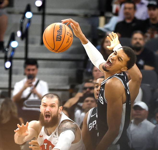 <yonhap photo-3220=""> SAN ANTONIO, TX - OCTOBER 27: Victor Wembanyama #1 of the San Antonio Spurs fights for a loose ball against Sandra Mamukelashvili #54 of the Toronto Raptors in second half at Frost Bank Center on October 27, 2025 in San Antonio, Texas. NOTE TO USER: User expressly acknowledges and agrees that, by downloading and or using this photograph, User is consenting to terms and conditions of the Getty Images License Agreement. Ronald Cortes/Getty Images/AFP (Photo by Ronald Cortes / GETTY IMAGES NORTH AMERICA / Getty Images via AFP)/2025-10-28 12:53:40/ <저작권자 ⓒ 1980-2025 ㈜연합뉴스. 무단 전재 재배포 금지, AI 학습 및 활용 금지></yonhap>