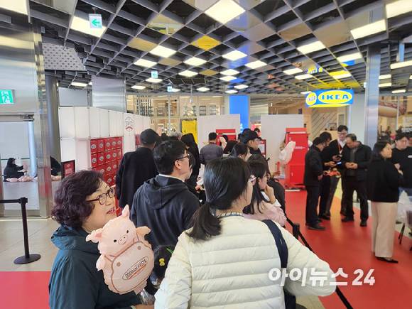 참가자들이 '도드람 더 그릴리스트' 자격증을 받기 위해 줄지어 대기 중인 모습. [사진=정승필 기자]