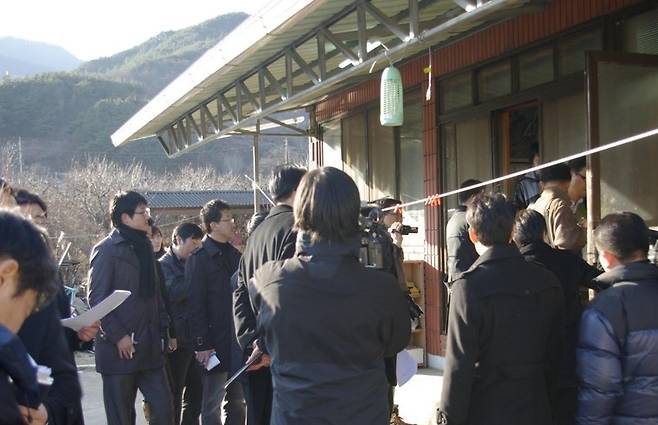 청산가리 막걸리 살인사건 현장검증(자료사진) 2010.2.2 [사진=연합뉴스]