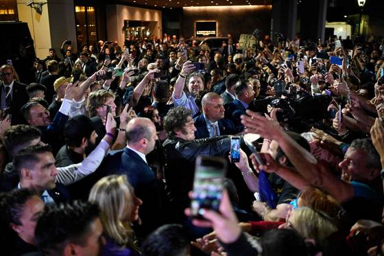 하비에르 밀레이 아르헨티나 대통령이 26일(현지시간) 부에노스아이레스에서 집권당 자유전진당의 중간선거 승리 소식에 환호하는 지지자들에게 인사하고 있다. 이날 개표 99% 기준 자유전진당이 하원에서 40.68%를 득표해 야당 페론주의연합(31.70%)을 제치고 이겼다. [AFP=연합뉴스]