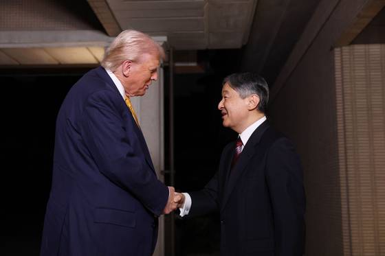 도널드 트럼프 미국 대통령(왼쪽)과 나루히토 일왕이 27일 도쿄 황궁에서 만나 악수하고 있다. 나루히토 일왕은 트럼프 대통령에게 “다시 만나뵙게 돼 반갑다”고 영어로 전했다. 트럼프 대통령은 6년 전인 2019년 집권 1기 당시 일본을 방문해 나루히토 일왕을 만났다. [AFP=연합뉴스]