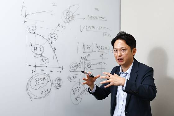 이경준 키움투자자산운용 본부장이 서울 여의도 TP타워 키움투자자산운용에서 중앙일보와 인터뷰하고 있다. 김종호 기자