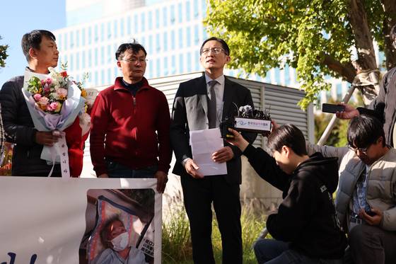 28일 오후 광주고등법원에서 가족과 마을 주민을 살해한 혐의에 대해 재심 재판을 받은 '순천 청산가리 막걸리 살인사건'의 부녀의 법률 대리인 박준영 변호사가 무죄 선고 후 발언하고 있다. 뉴스1