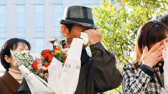 28일 오후 광주 동구 광주고등법원 앞에서 청산가리 막걸리 사건의 피고인인 백점선씨가 사건 발생 16년 만에 재심에서 무죄를 선고 받은 뒤 눈물을 훔치고 있다. 연합뉴스