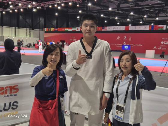제3회 바레인 아시아청소년경기대회에서 태권도 남자 +73㎏ 금메달을 따낸 엄시목(가운데)와 김혜영 선수단장(오른쪽), 오혜민 선수부단장. 사진 대한체육회