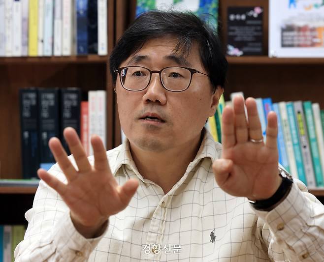홍수열 자원순환사회경제연구소장이 지난 22일 서울 종로구 환경운동연합 사무실에서 인터뷰를 하고 있다. 서성일 선임기자