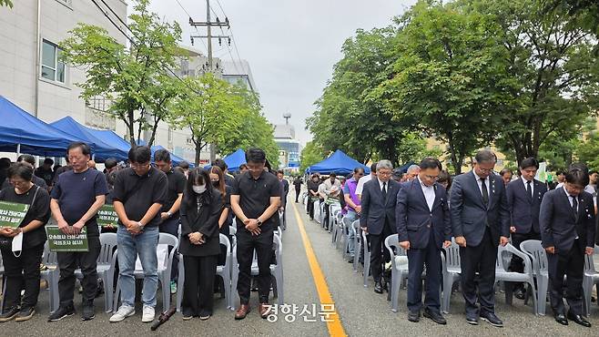 30명의 사상자가 발생한 오송 지하차도 참사 2주기인 지난 7월 15일 오후 충북 청주시 상당구 충북도청에서 열린 추모제에 참석한 시민들이 묵념하고 있다. 이삭 기자.