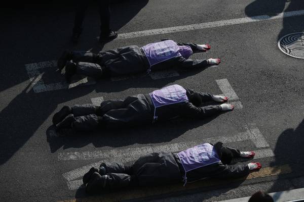 이태원 참사 유가족·시민·4대 종교인 100여명이 지난 1월29일 서울 용산구 이태원역 1번 출구에서 대통령실 앞까지 이태원 참사 특별법 공포를 촉구하는 오체투지를 하고 있다. 다음날 윤석열 전 대통령은 국무회의에서 이태원 특별법 거부권을 행사했다. 정효진 기자