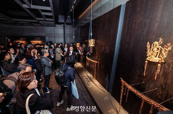 Visitors view the displayed Silla crowns at the press preview of the special exhibition “Silla Golden Crowns: Power and Prestige” held at the National Museum of Gyeongju on October 27. / Reporter Lee Jun-heon