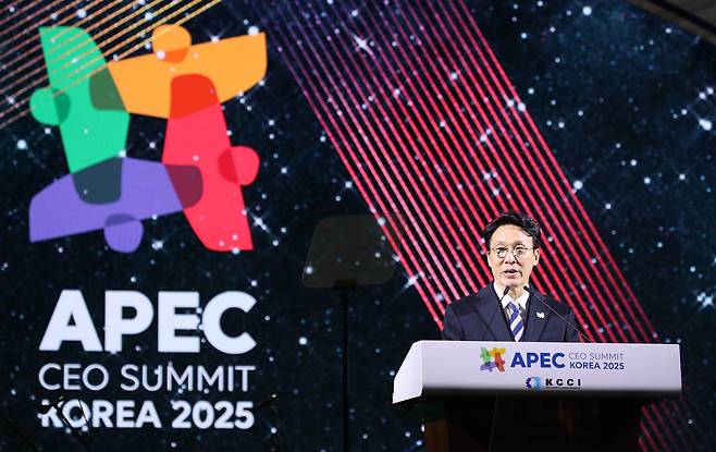 김민석 국무총리가 28일 오후 경북 경주 화랑마을에서 열린 ‘APEC CEO 서밋’ 환영만찬에서 축사하고 있다. 대한상공회의소 제공