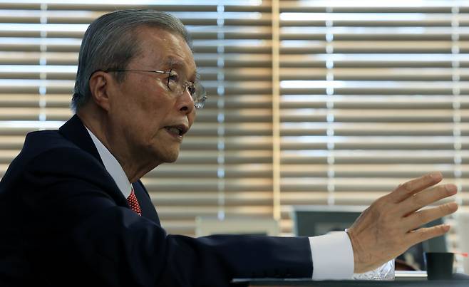 김종인 대한발전전략연구원 이사장이 23일 서울 종로구의 사무실에서 ‘이재명 정부의 정책’ 등과 관련해 인터뷰를 하고 있다. 서성일 선임기자