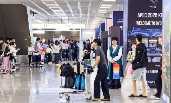 2025 APEC 정상회의를 사흘 앞둔 28일 부산 강서구 김해공항 국제선 입국장에서 한복을 입은 환영단이 입국객을 맞고 있다. 전민철 기자