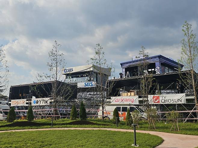An outdoor studio set up about 200 meters from the Hwabaek International Convention Center is equipped with real-time transmission systems for major TV networks. (Choi Jae-hee/The Korea Herald)