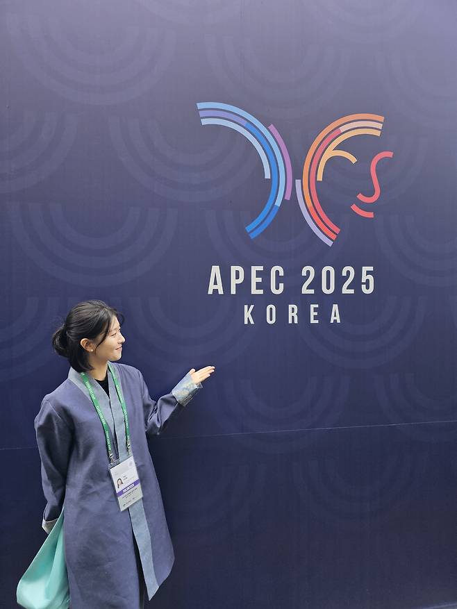 Son poses for a photo in front of a large APEC logo installation at Lahan Select, where the official APEC leaders’ dinner was held (Choi Jae-hee/The Korea Herald)