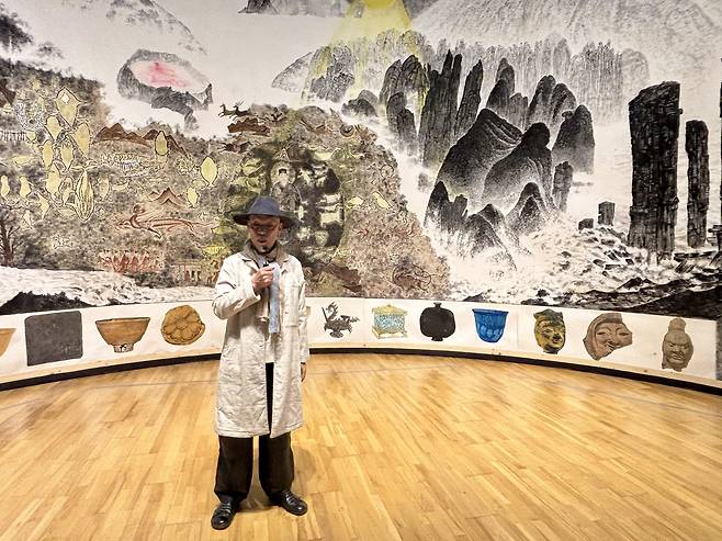 Artist Park Dae-sung speaks to reporters about his art at the Solgeo Museum of Art in Gyeongju, North Gyeongsang, on Oct. 21. [LEE JIAN]