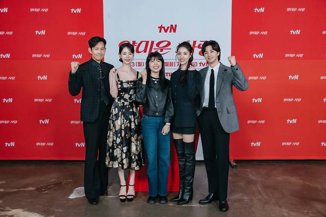 배우 이정재, 임지연, 김가람 감독, 서지혜, 김지훈(왼쪽부터)이 28일 오후 tvN 새 월화드라마 ‘얄미운 사랑’ 온라인 제작발표회에 참석해 포즈를 취하고 있다. tvN 제공