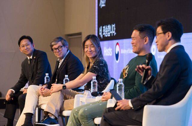 배경훈 부총리 겸 과학기술정보통신부 장관이 27일 서울 용산구 드래곤시티에서 열린  ‘AI 프론티어 국제 심포지엄 2025’에서 AI 석학 좌담회를 진행하고 있다. 왼쪽부터 배 부총리, 얀 르쿤 뉴욕대 교수, 최예진 스탠퍼드대 교수, 조경현 뉴욕대 교수, 김기응 한국과학기술원(KAIST) 교수. 과기정통부 제공