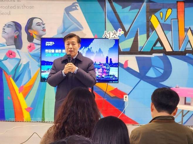 전성수 서초구청장이 지난 27일 '고터·세빛 관광특구' 지하 공공보행통로 내 피카소 벽화 앞에서 고터·세빛 관광특구에 대해 설명하고 있다. 서초구 제공.