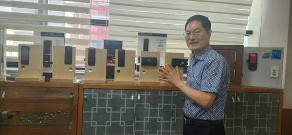 김영수 ㈜링크일렉트로닉스 대표이사가 자사 디지털 도어락 등에 대해 소개하고 있다. 이연우기자