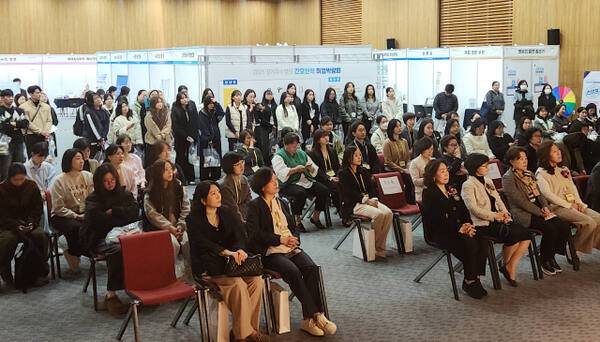 28일 경기창조경제혁신센터 국제회의장에서 열린 ‘2025 경기간호인력지원센터 취업박람회’ 현장.