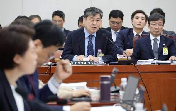 이인재 인천대학교 총장이 28일 서울 여의도 국회 교육위원회에서 열린 서울대학교 등에 대한 국정감사에서 답변하고 있다.